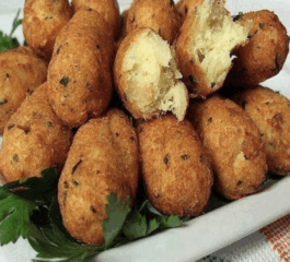 Esse bolinho de bacalhau tradicional ficou crocante e leve — igual aos da padaria!