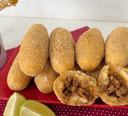 Bolinho de mandioca com carne moída: petisco prático, macio e irresistível