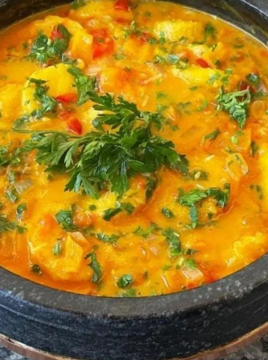 Moqueca de peixe com banana-da-terra