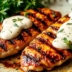 Frango grelhado com molho cremoso: suculento e saudável para uma refeição leve